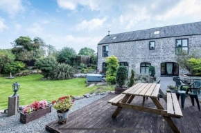 Spacious converted barn with hot tub - Sleeps 8